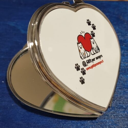 specchio a forma di cuore
